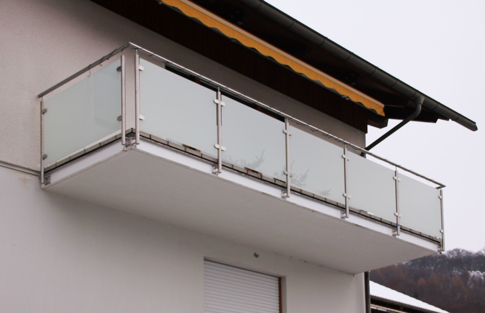 Foto di un balcone contemporaneo di medie dimensioni con parapetto in materiali misti