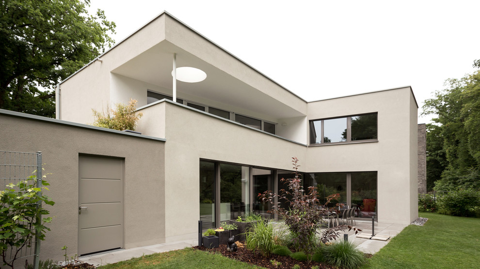 Cette photo montre un grand balcon tendance avec un foyer extérieur et une extension de toiture.