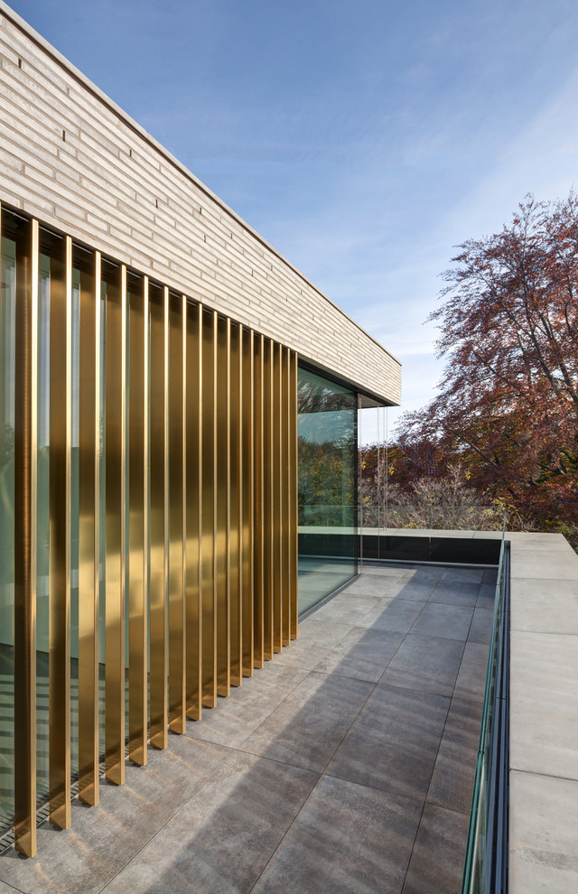 Idéer för en stor modern balkong, med räcke i glas