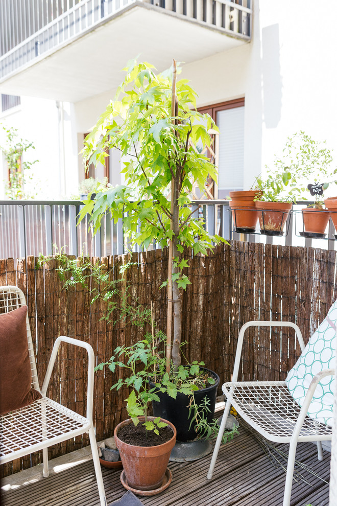 Стильный дизайн: маленький балкон и лоджия в скандинавском стиле для на участке и в саду - последний тренд