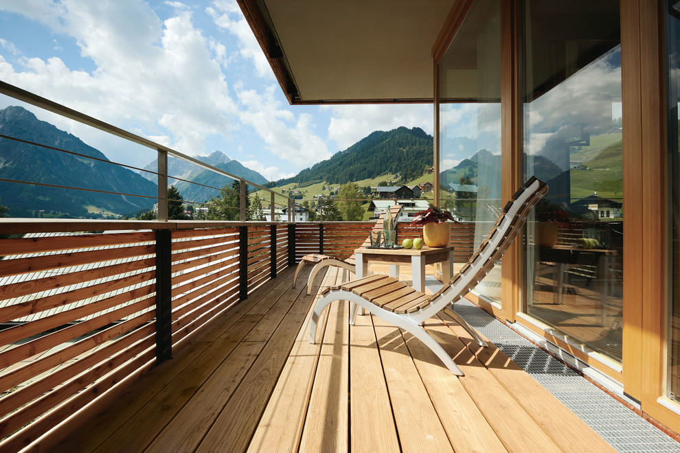 Aménagement d'un grand balcon contemporain avec une extension de toiture.