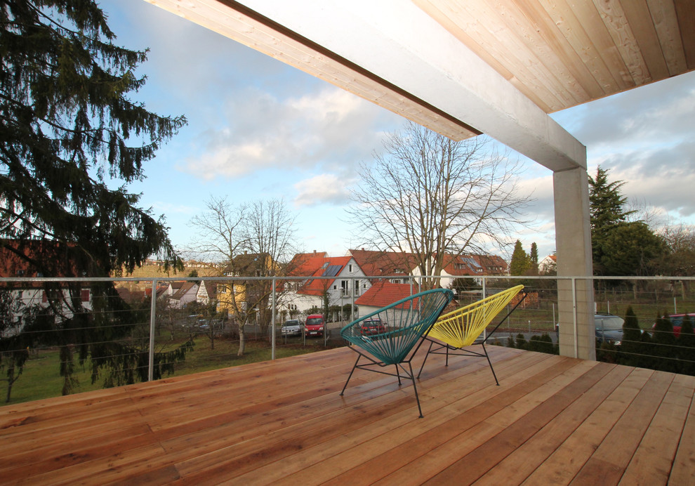 Cette image montre un grand balcon design avec une extension de toiture.