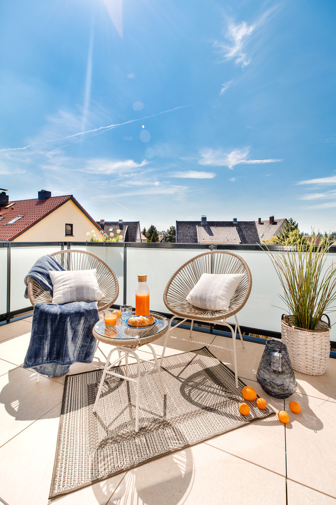 Unbedeckter, Kleiner Moderner Balkon mit Mix-Geländer und Kübelpflanzen in Berlin
