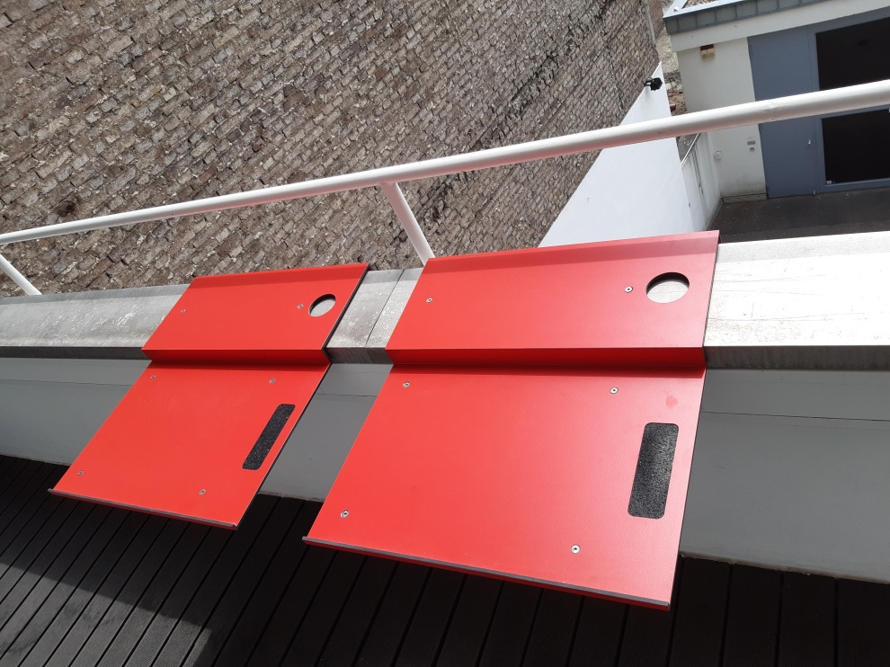 Imagen de balcones contemporáneo de tamaño medio sin cubierta con privacidad y barandilla de varios materiales