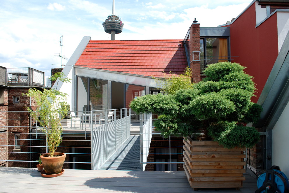 Immagine di un balcone contemporaneo di medie dimensioni con nessuna copertura
