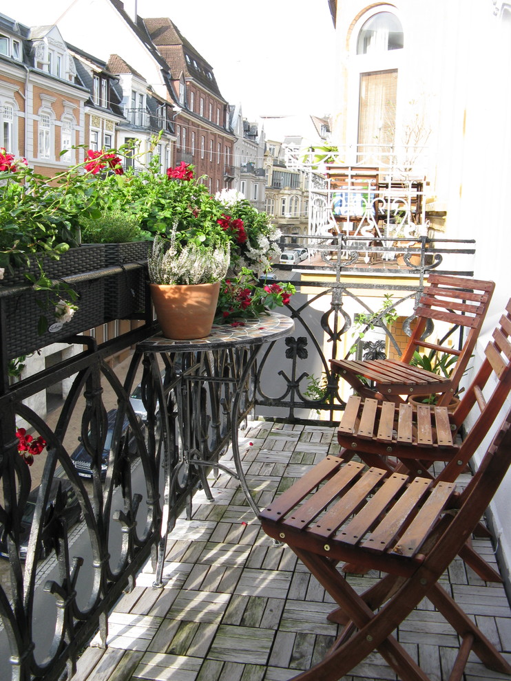 Imagen de balcones nórdico pequeño sin cubierta con jardín de macetas y barandilla de metal