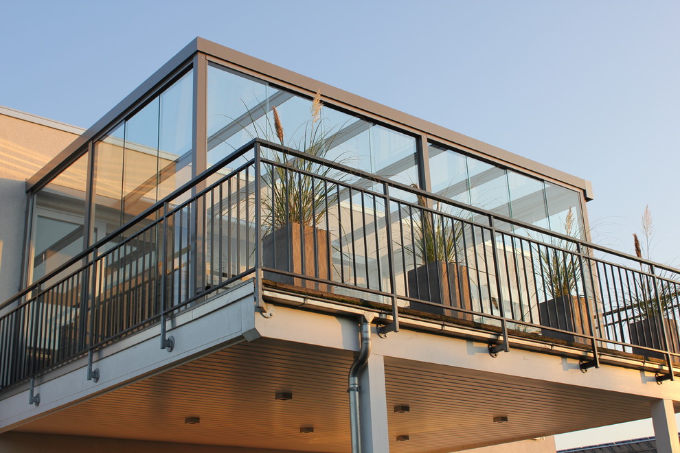 Immagine di un balcone moderno con un tetto a sbalzo
