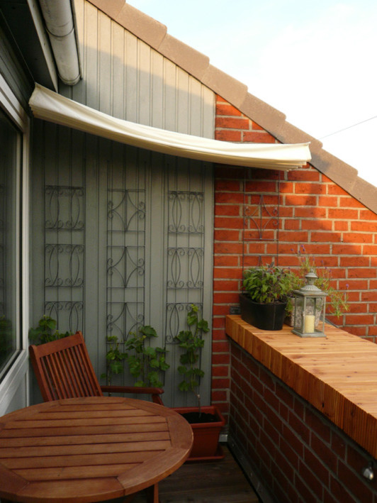 На фото: маленький балкон и лоджия в классическом стиле с козырьком для на участке и в саду