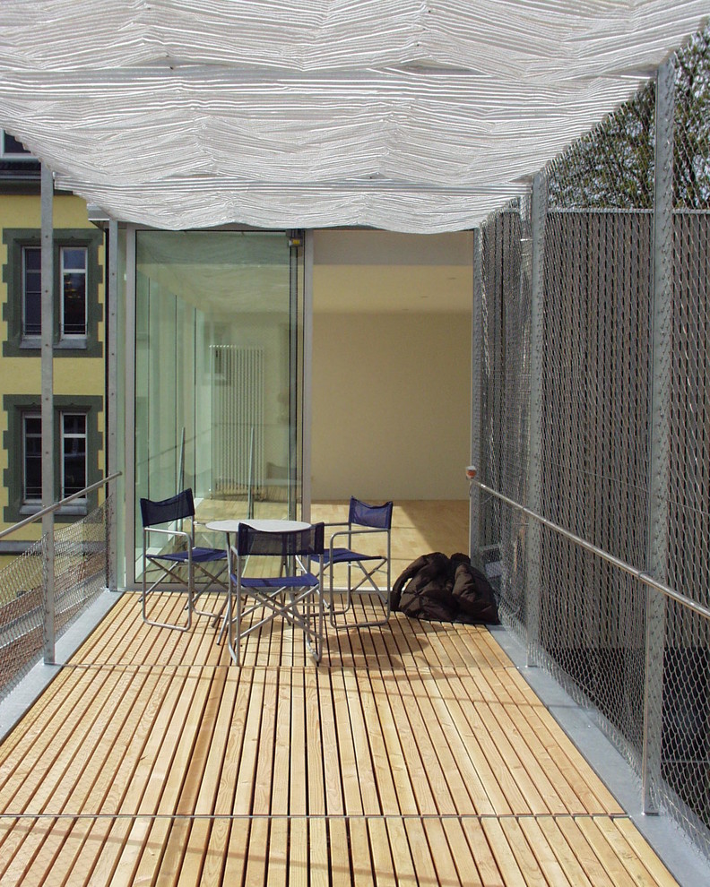 Mittelgroßer Moderner Balkon mit Markisen in Sonstige