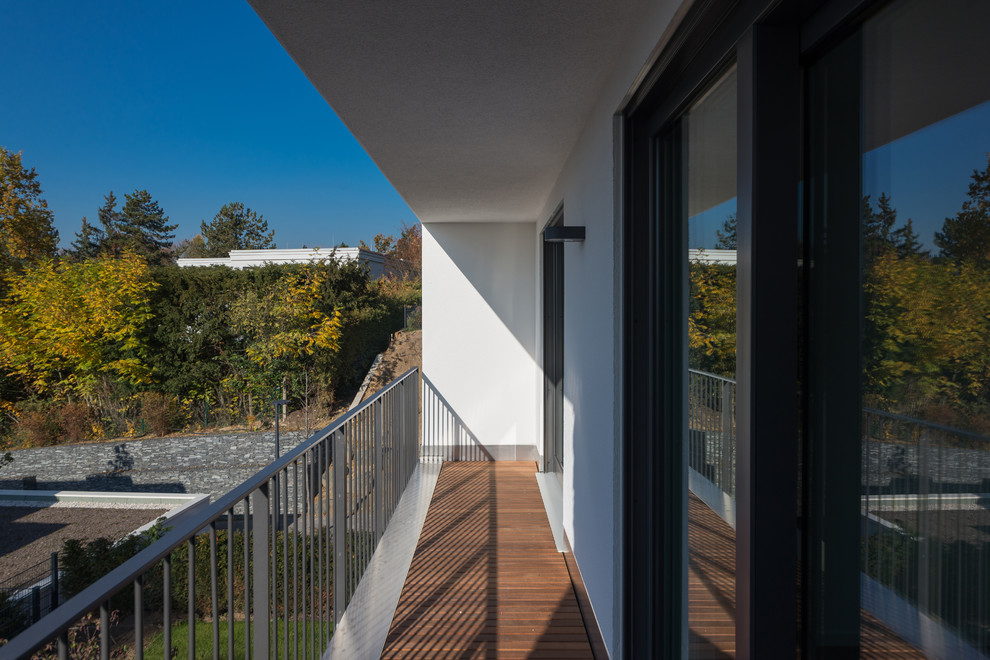 Inspiration for a contemporary balcony remodel in Frankfurt