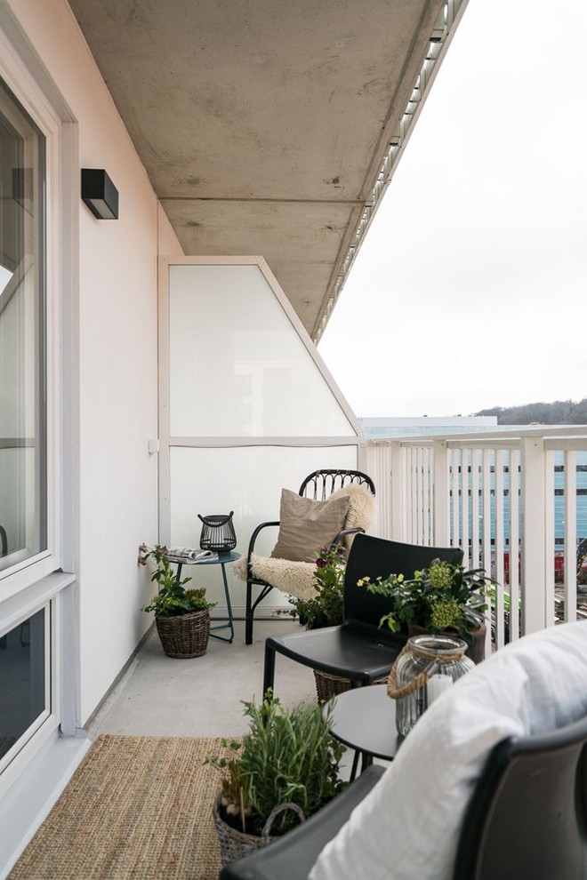 Idées déco pour un balcon scandinave avec une extension de toiture et un garde-corps en métal.
