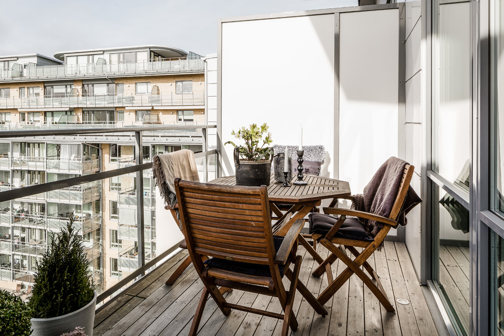 Medium sized scandi balcony in Gothenburg.