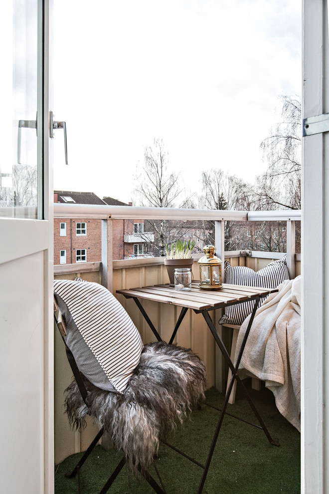 На фото: маленькая лоджия в скандинавском стиле с перилами из смешанных материалов без защиты от солнца для на участке и в саду