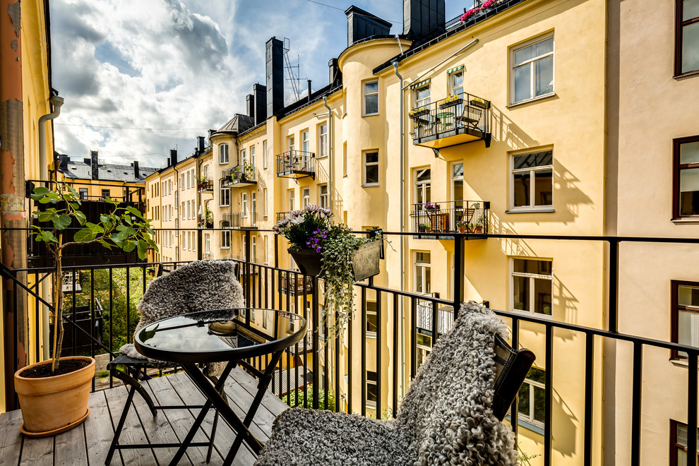 На фото: маленький балкон и лоджия в скандинавском стиле с металлическими перилами без защиты от солнца для на участке и в саду