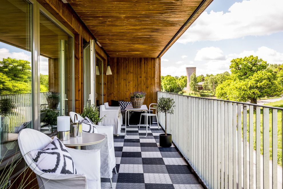Großer, Überdachter Skandinavischer Balkon mit Kübelpflanzen und Stahlgeländer in Stockholm