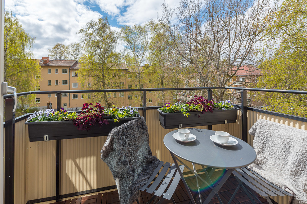 Idee per un balcone scandinavo con un giardino in vaso, nessuna copertura e parapetto in metallo