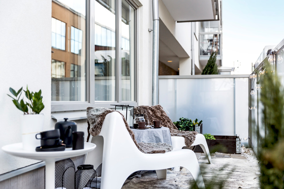 Foto på en mellanstor minimalistisk balkong, med utekrukor