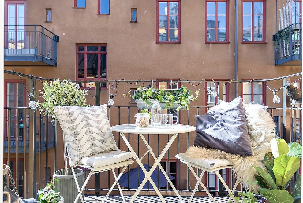 Design ideas for a small scandi metal railing balcony in Stockholm with no cover.