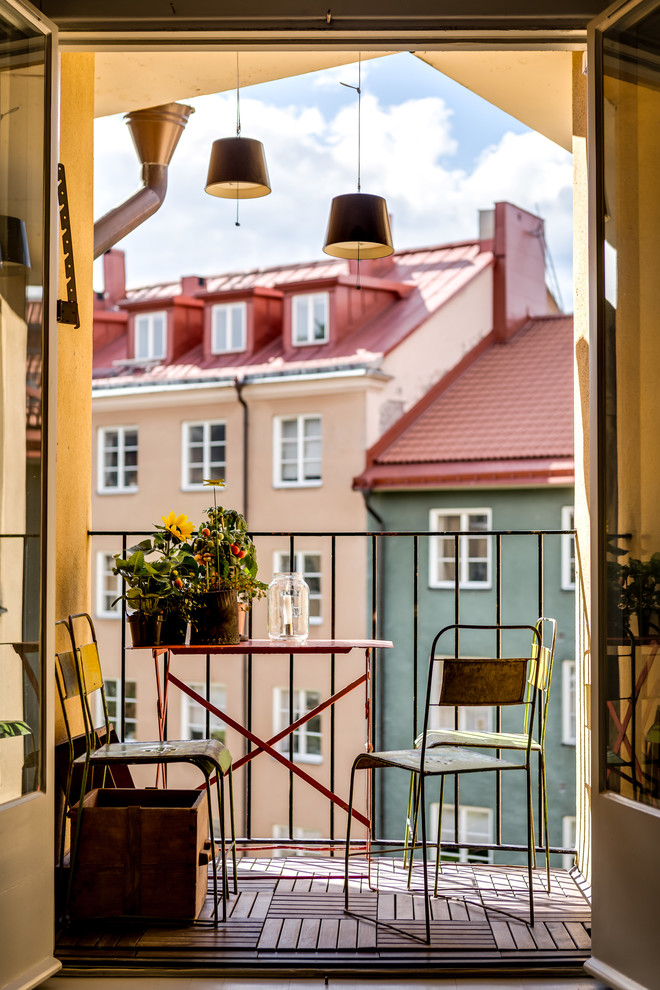 Inspiration för små nordiska balkonger, med takförlängning och räcke i metall
