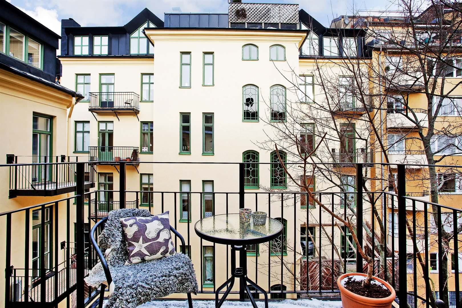 Högt upp - Balkong - Sekelskifte med tre rum i fil - Victorian - Balcony -  Stockholm - by Oscars Fastighetsmäkleri | Houzz