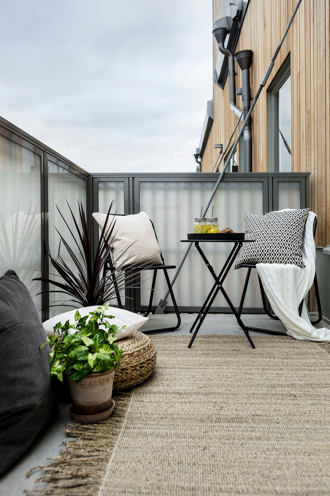 Unbedeckter Nordischer Balkon mit Kübelpflanzen und Mix-Geländer in Stockholm