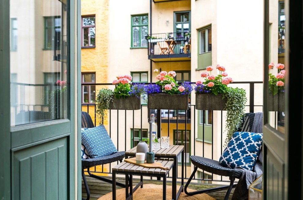 Свежая идея для дизайна: маленький балкон и лоджия в скандинавском стиле для на участке и в саду - отличное фото интерьера