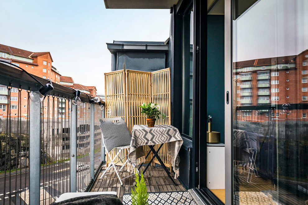 Kleiner Moderner Balkon mit Drahtgeländer und Sichtschutz in Stockholm