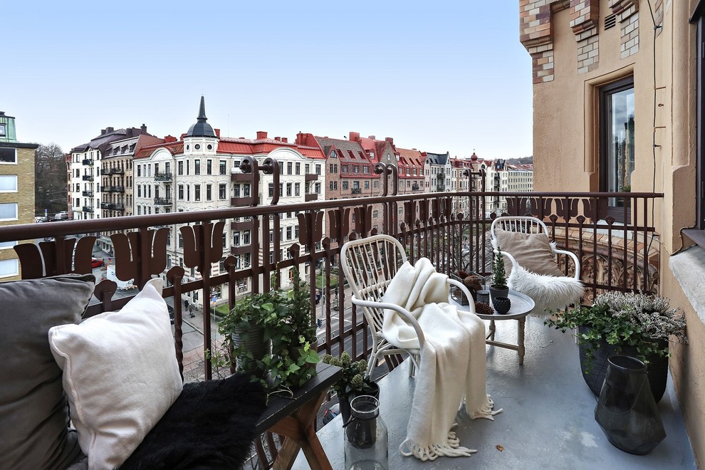 Aménagement d'un balcon scandinave de taille moyenne avec des plantes en pot et aucune couverture.