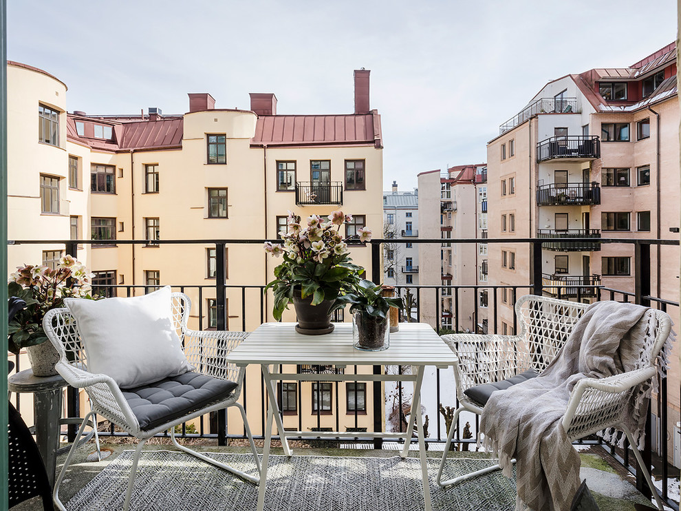 Cette image montre un petit balcon nordique d'appartement avec aucune couverture et un garde-corps en métal.