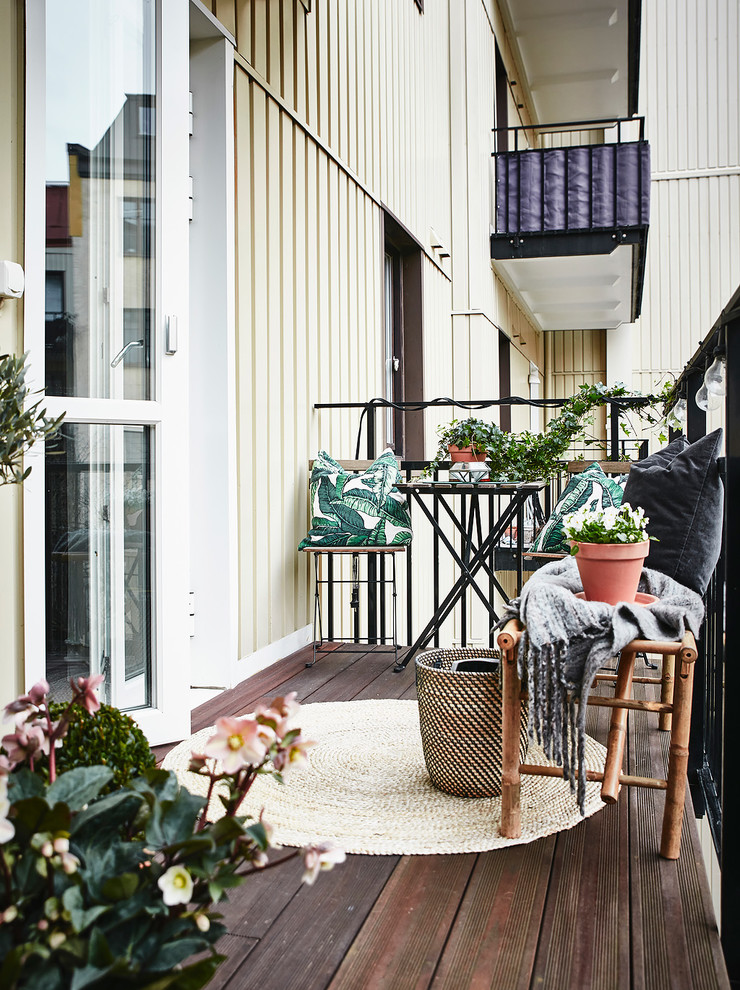 Cette photo montre un balcon scandinave de taille moyenne avec des plantes en pot.