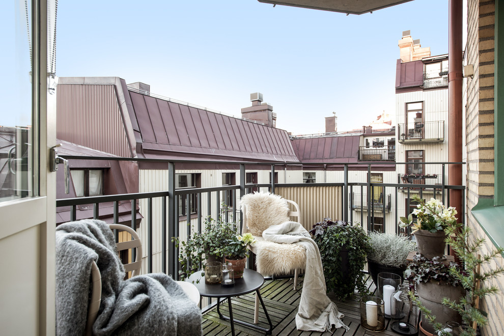 Diseño de balcones escandinavo con barandilla de metal y apartamentos