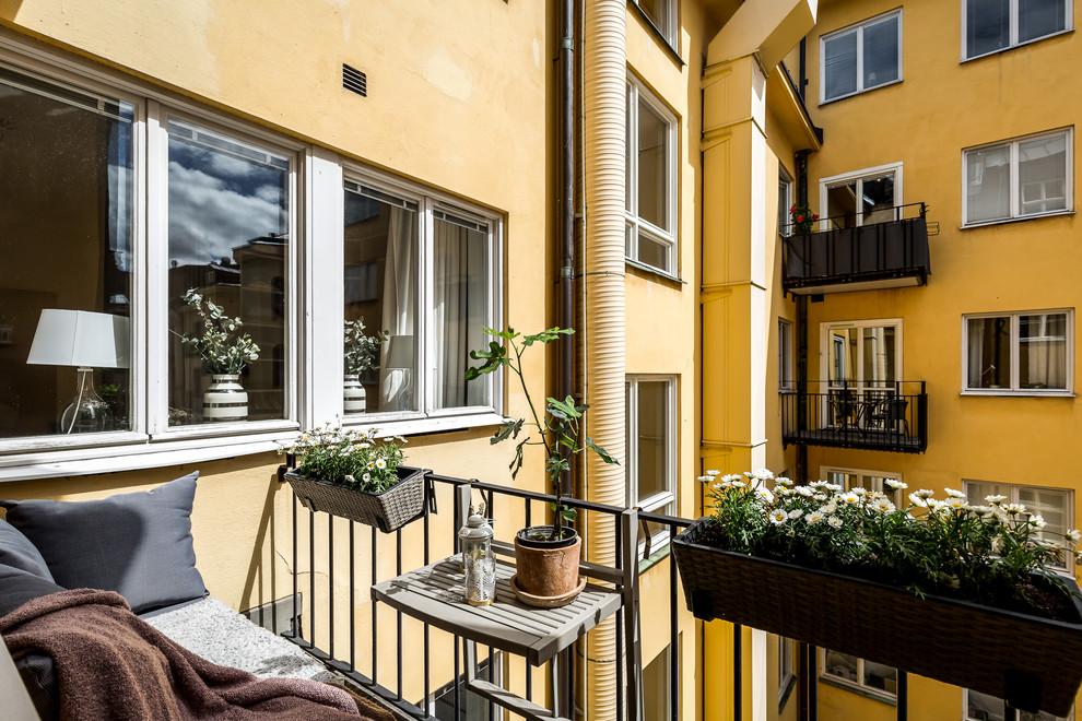 На фото: балкон и лоджия в скандинавском стиле с