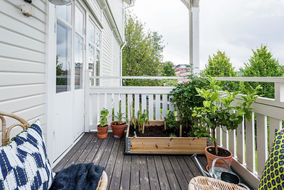 Ispirazione per un balcone nordico di medie dimensioni con parapetto in legno e un giardino in vaso