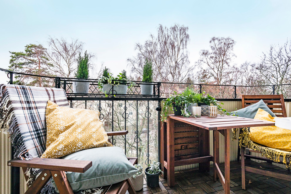 Свежая идея для дизайна: маленький балкон и лоджия в скандинавском стиле с растениями в контейнерах и металлическими перилами без защиты от солнца для на участке и в саду - отличное фото интерьера