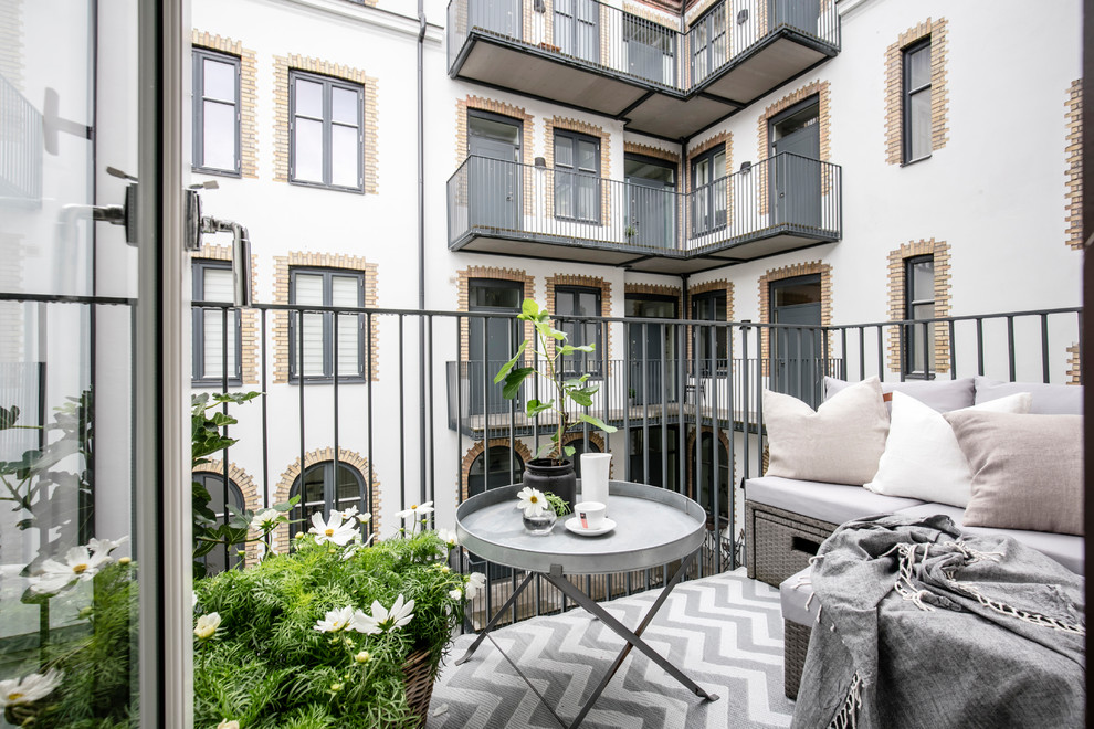 Idées déco pour un balcon scandinave avec des plantes en pot, aucune couverture et un garde-corps en métal.