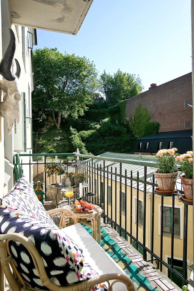 Esempio di un piccolo balcone nordico con un giardino in vaso, un tetto a sbalzo e parapetto in metallo