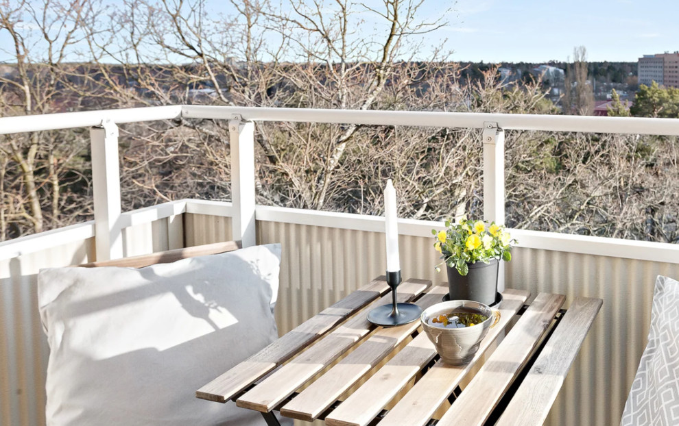 Kleiner, Unbedeckter Skandinavischer Balkon mit Kübelpflanzen und Stahlgeländer in Stockholm