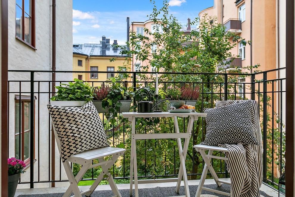 Kleiner, Unbedeckter Skandinavischer Balkon mit Kübelpflanzen in Stockholm