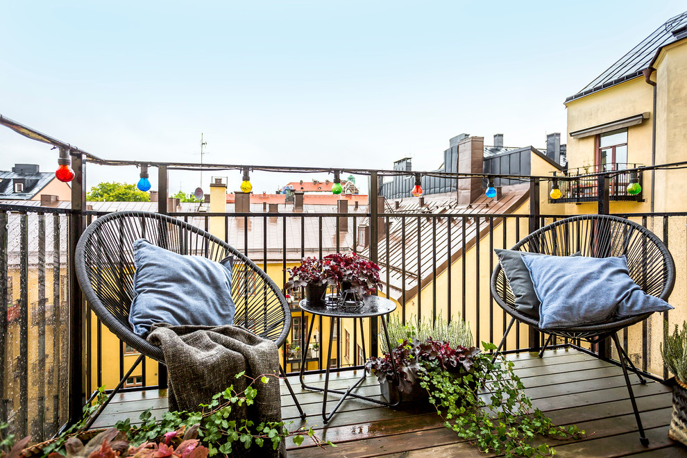 Unbedeckter, Kleiner Skandinavischer Balkon mit Stahlgeländer und Kübelpflanzen in Stockholm