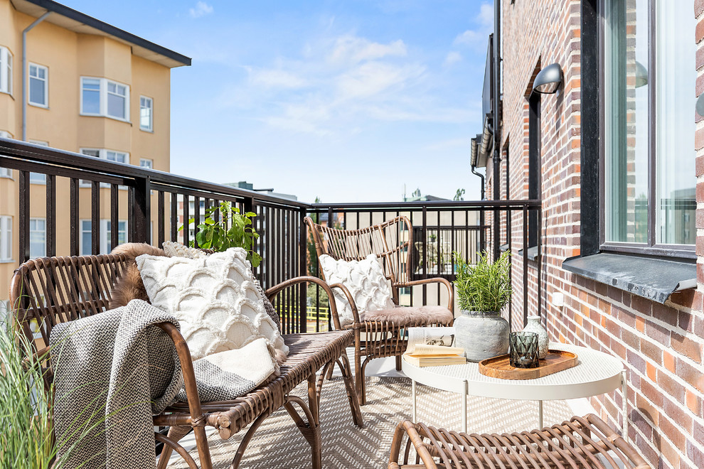 Cette photo montre un balcon scandinave d'appartement avec aucune couverture et un garde-corps en métal.