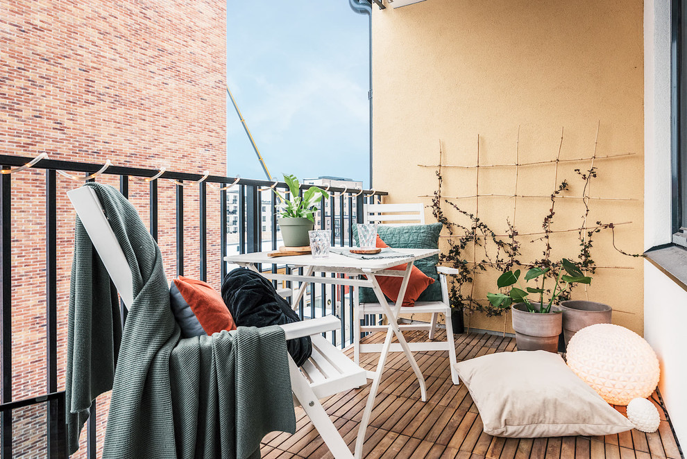 На фото: балкон и лоджия среднего размера в скандинавском стиле с навесом и металлическими перилами в квартире с