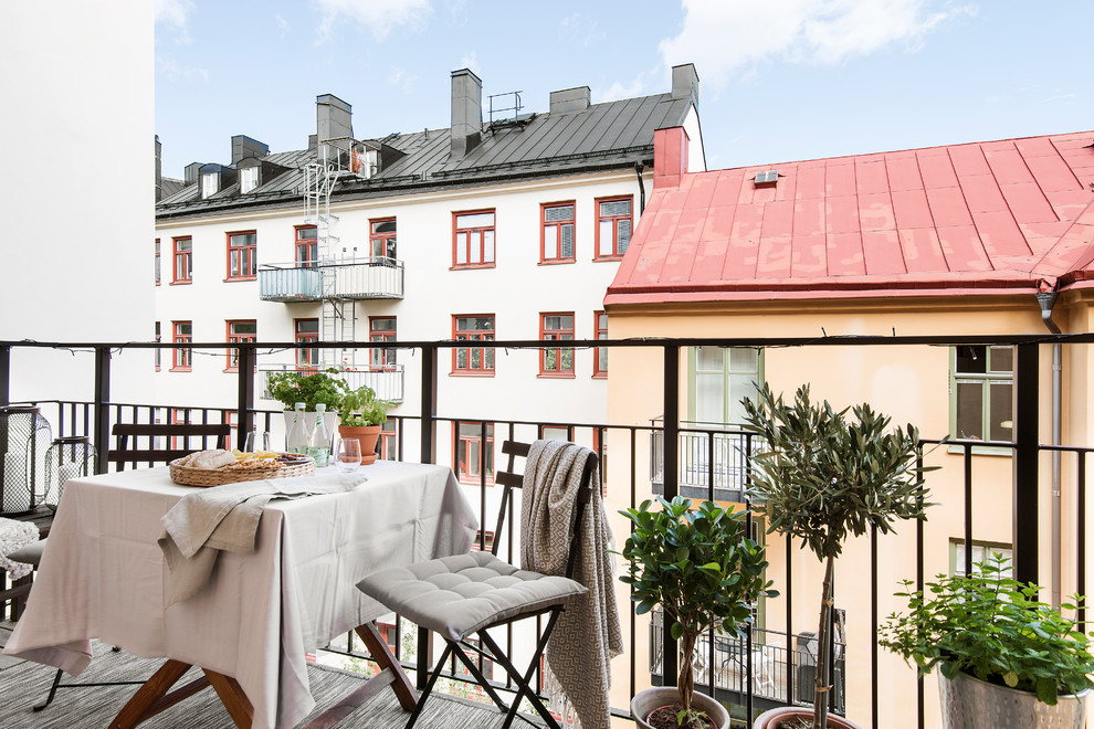 Unbedeckter Skandinavischer Balkon mit Stahlgeländer in Stockholm