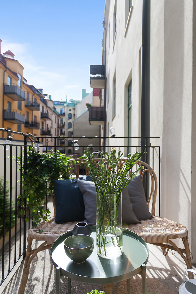 На фото: балкон и лоджия в скандинавском стиле