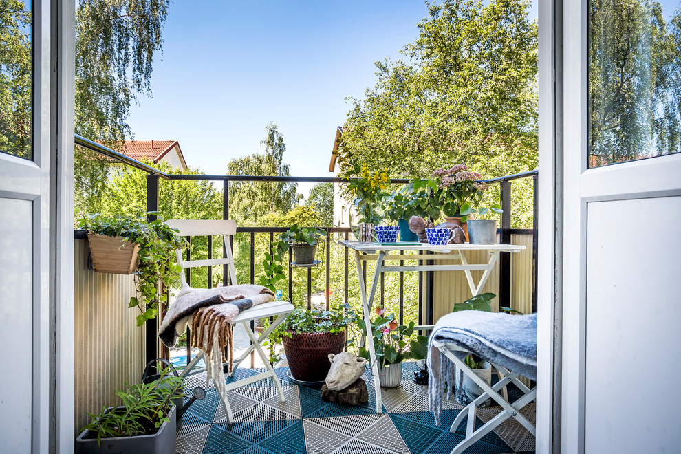 Cette photo montre un petit balcon scandinave avec des plantes en pot, aucune couverture et un garde-corps en matériaux mixtes.