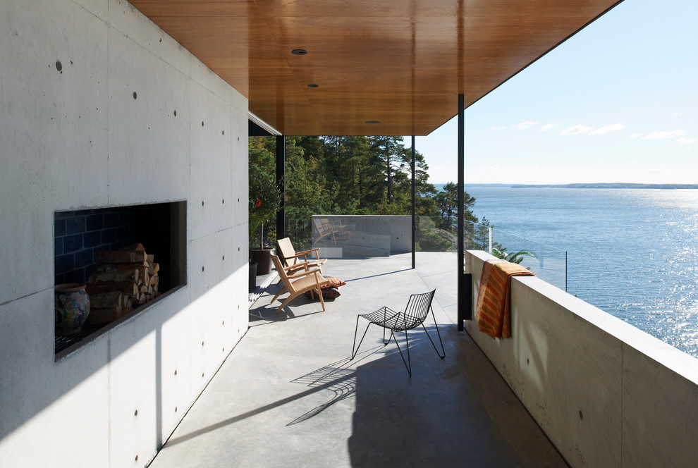 Idee per un grande balcone minimalista con un tetto a sbalzo