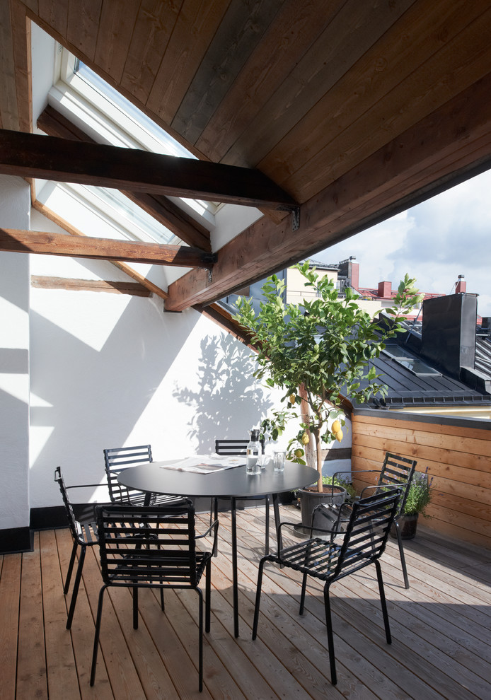 Idéer för en mellanstor nordisk balkong, med takförlängning