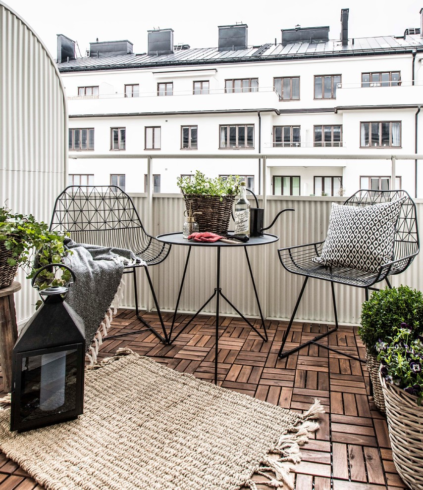 Idee per un balcone scandinavo con parapetto in metallo