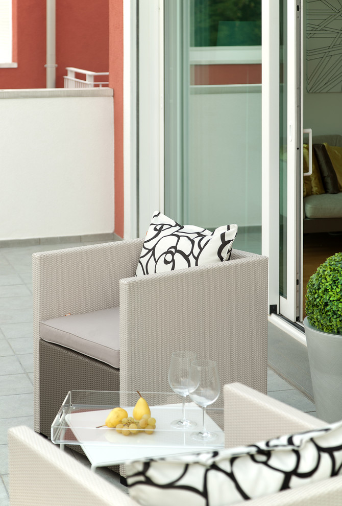 Inspiration for a modern balcony remodel in Milan with a pergola