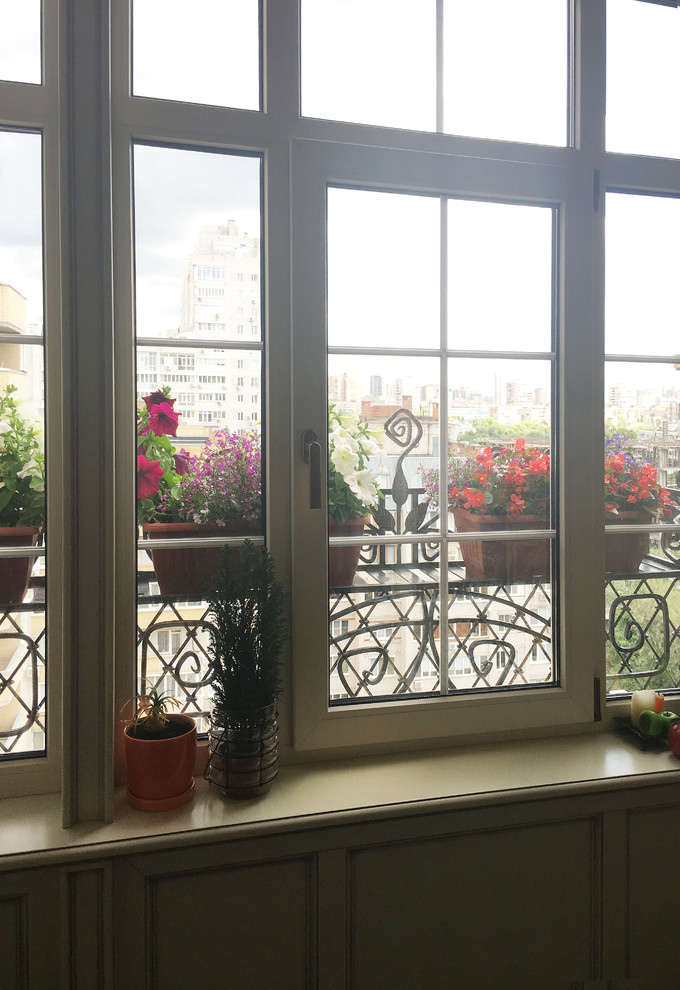 Kleiner, Unbedeckter Klassischer Balkon mit Kübelpflanzen und Stahlgeländer in Sonstige