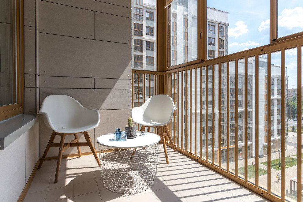 Ejemplo de balcones escandinavo con barandilla de madera y apartamentos